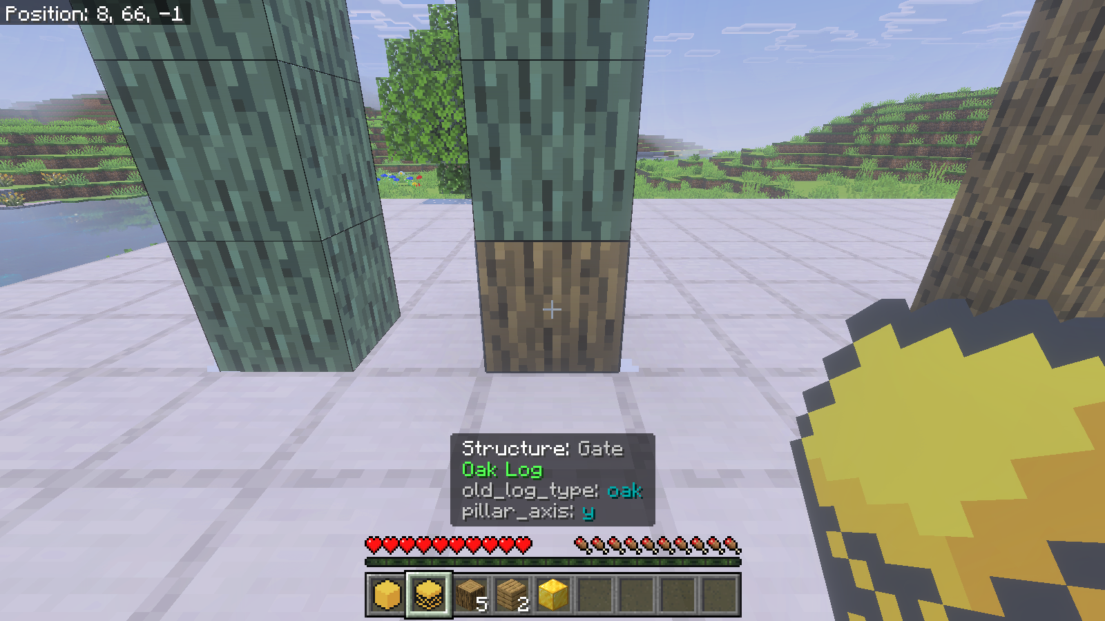 A normal oak log occupies the bottom of a hologram pillar, with the main-hand Easy Place item and five logs visible in the Survival hotbar.